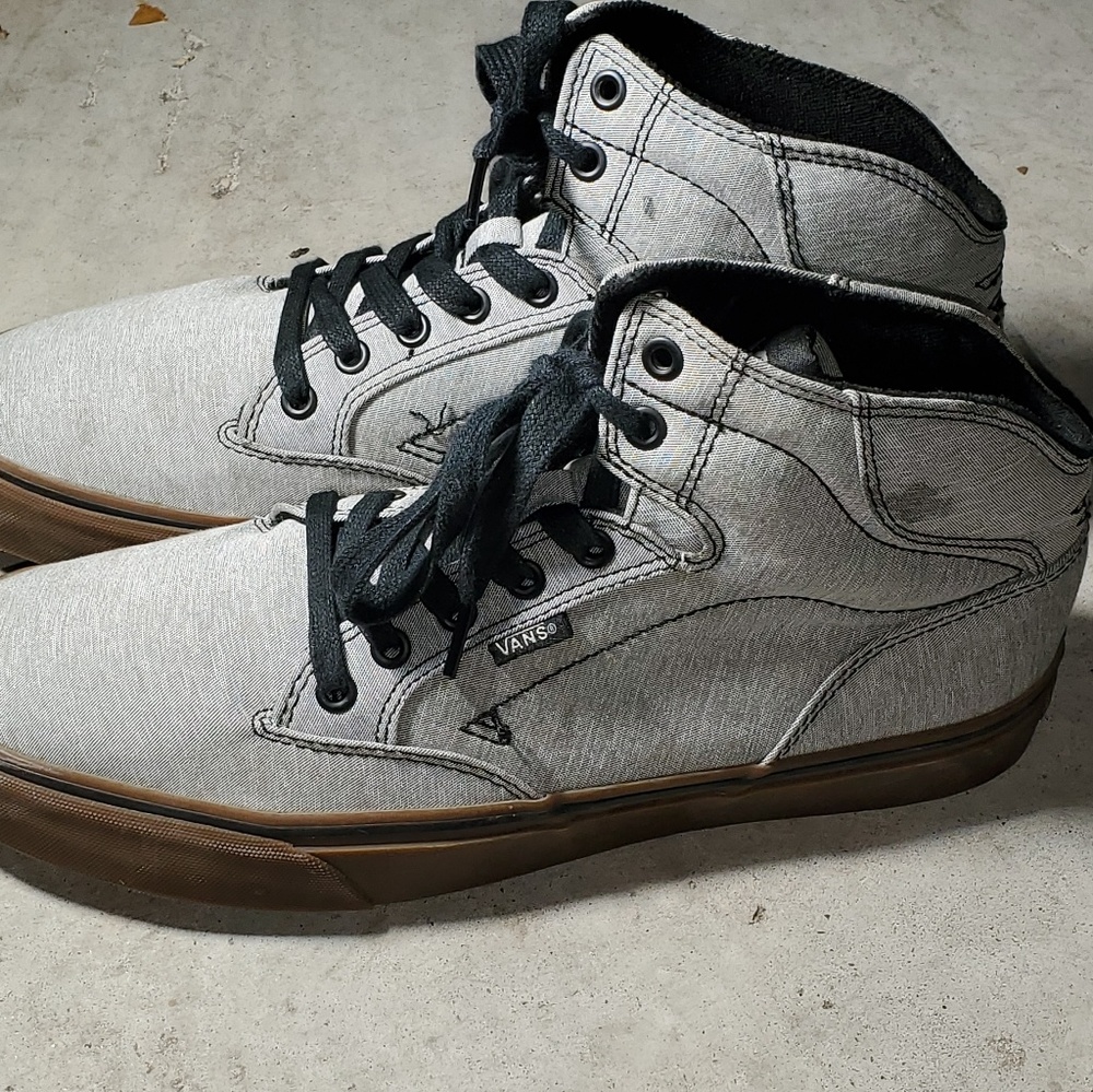 Van's mid top gum skate shoes. Sz 9.5